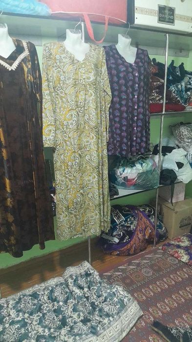 Турли хил размердаги аёллар куйлаклари ва курпачалар