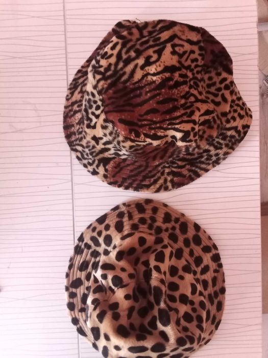 Женски шапки чисто нови