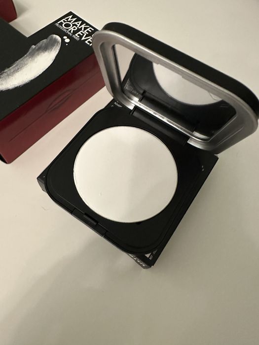 Benefit Porefessional Primer и Make Up For Ever гримове