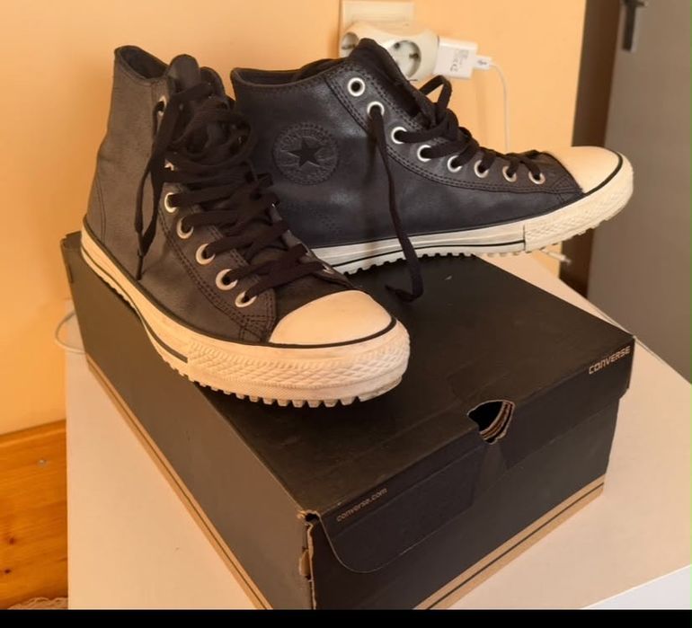 Продавам високи маратонки Converse