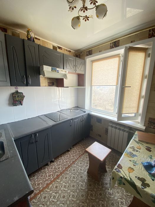 Продаю 2 х комнат квартиру .