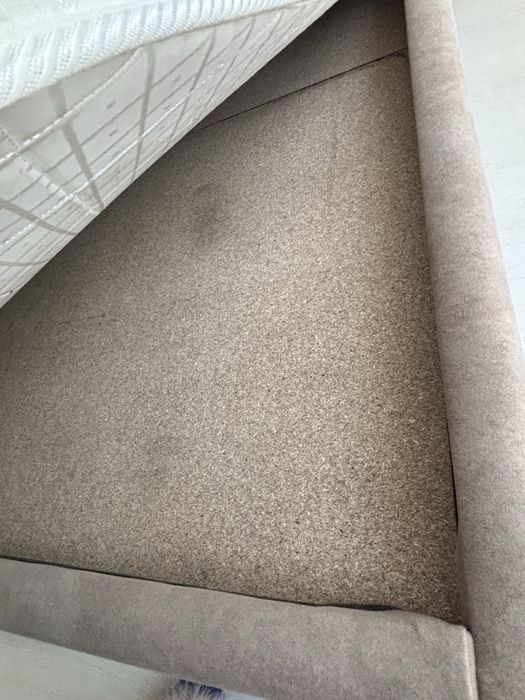 Кровать двуспальная с матрасом