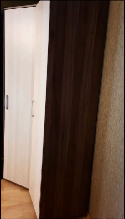 Продам угольный шкаф