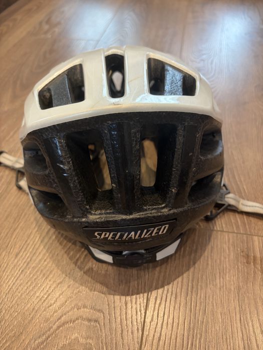 Specialized каска за колело