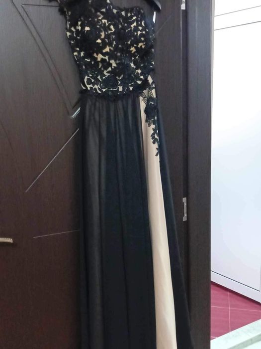 Официална рокля черно и бежово