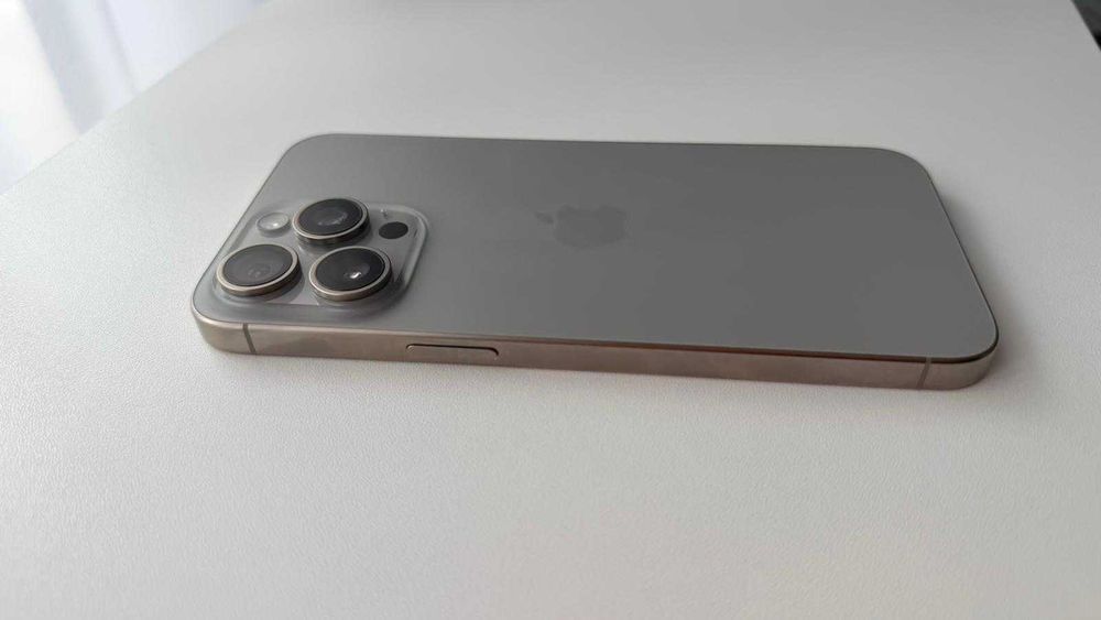 Vând iPhone 15 Pro Max