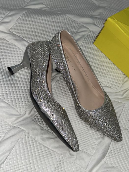 Блестящий невысокий каблук