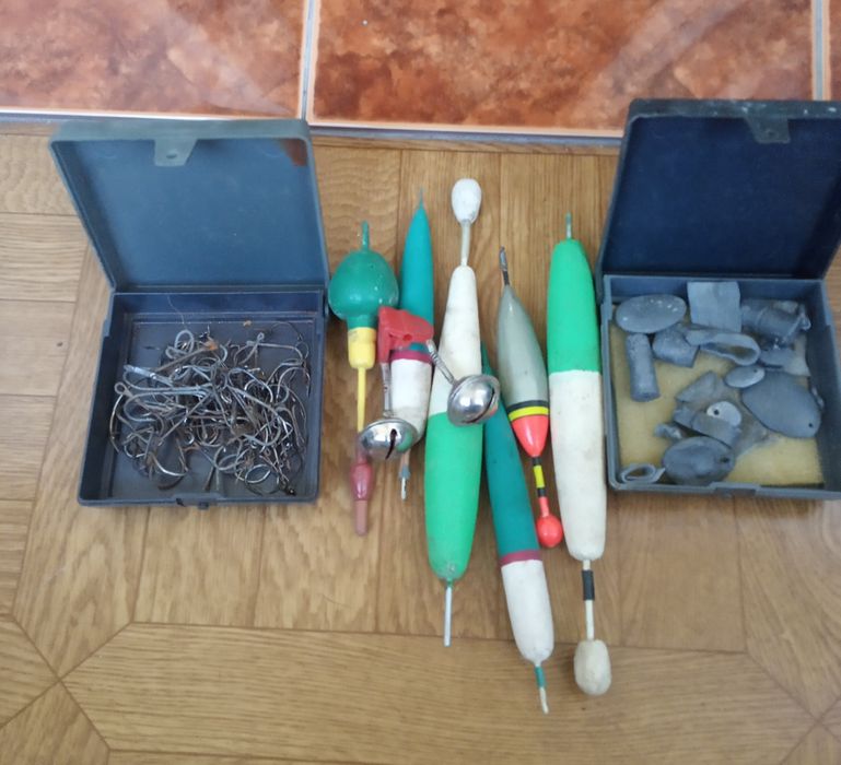 Продается поплавки, крючки разного размера, грузила.