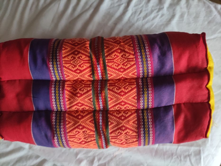 Йога възглавничка в ярки цветове.