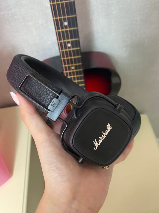Наушники Marshall и акустическая гитара
