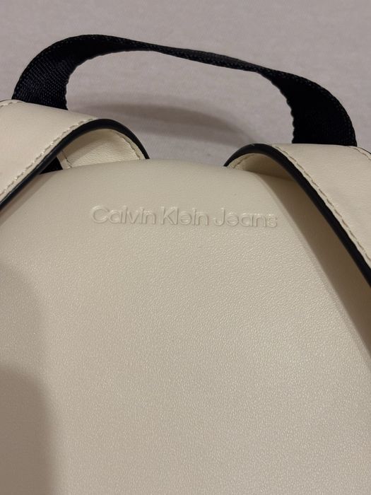 Rucsac Calvin Klein Jeans mini crem/alb – stare foarte bună