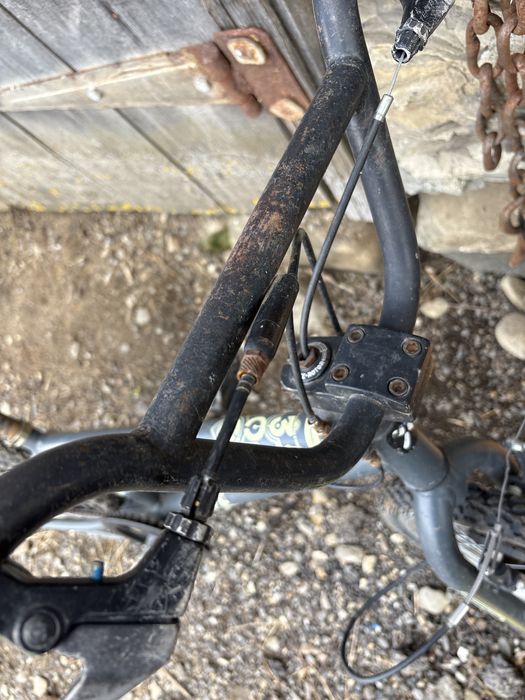 Vand bicicleta BMX cauciucu pe spate este de schimbat si bureti de la frâne in rest bună