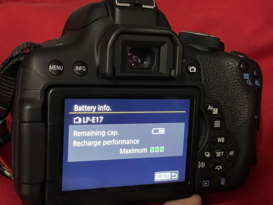 DSLR фотоапарат Canon 750d + EF-S 18-135mm f/3.5-5.6 IS STM+светкавица