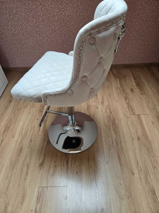 Продавам нов луксозен бар стол Lion King Velvet Cream