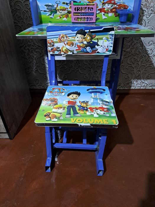 Яркая детская парта растишка с чудесными мультяшками