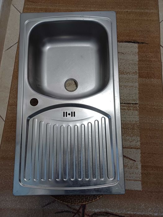 Vand anvelope  vara , hota, chiuvete inox , usa lemn pentru interior.