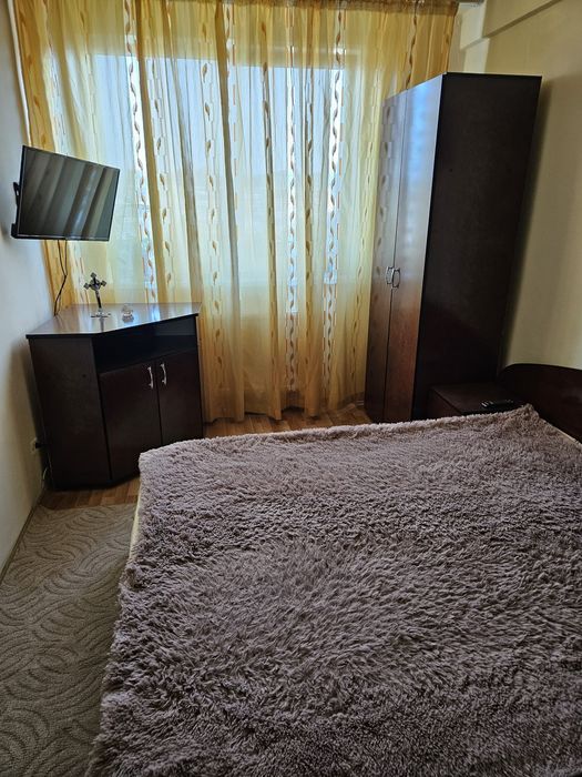 Închiriez ap 4 camere BLV. Dacia