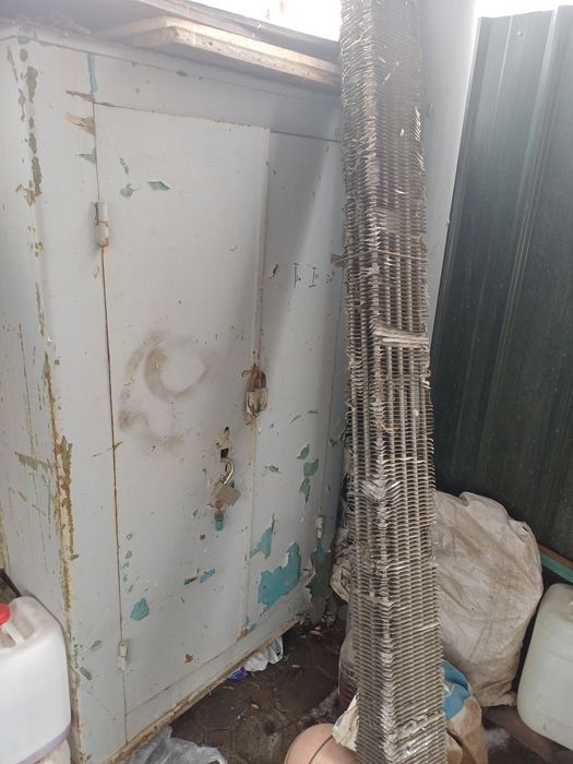 Верстак,сейф,лавочки,стелажи