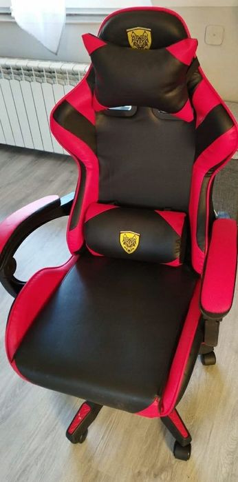 Удобен геймърски стол с поставка за крака и масажна лумбална възглавни