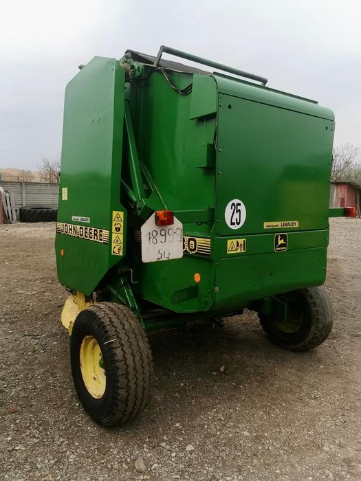 Vand presa de baloti rotunzi balotiera John Deere 580 recent adusa