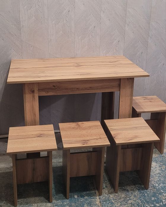 Кухонный стол и 4 табуретки