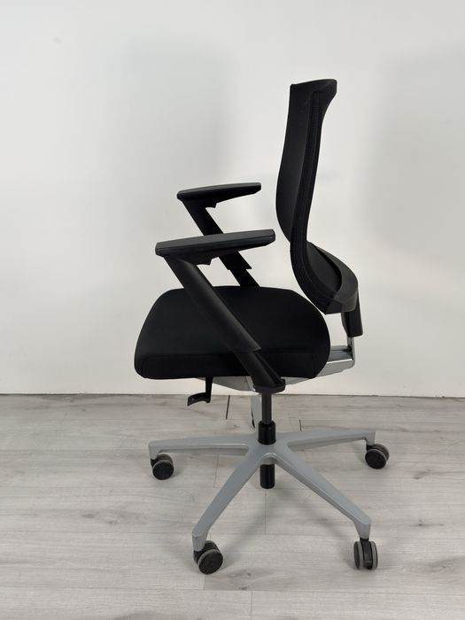 Ергономичен Въртящ се Стол Klöber VEO 87 – Черен с Мрежеста Облегалка