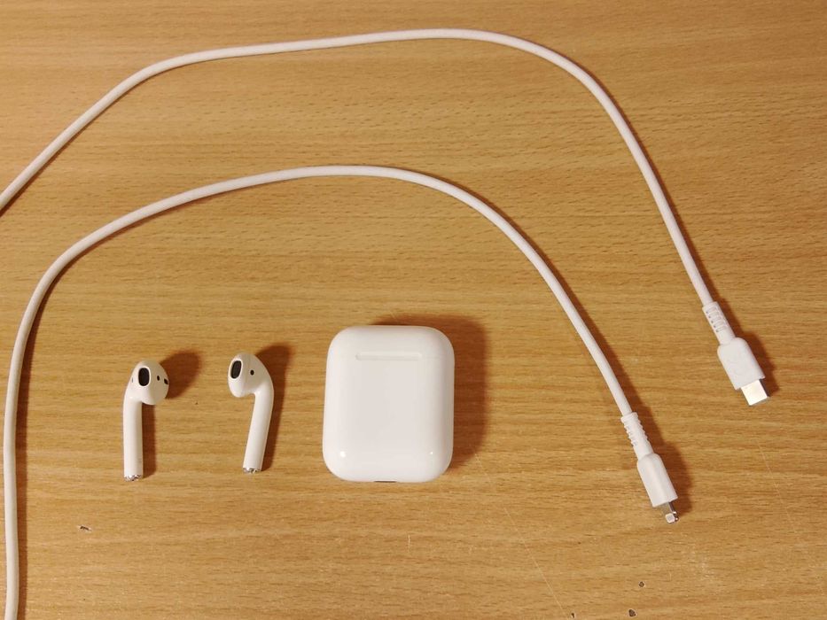 Apple AirPod 2 и USB-C към Lightning кабел