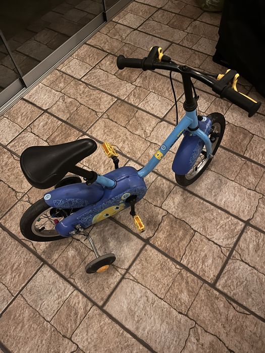 Vând bicicletă pentru copii, potrivită pentru vârsta de 3–4 ani.