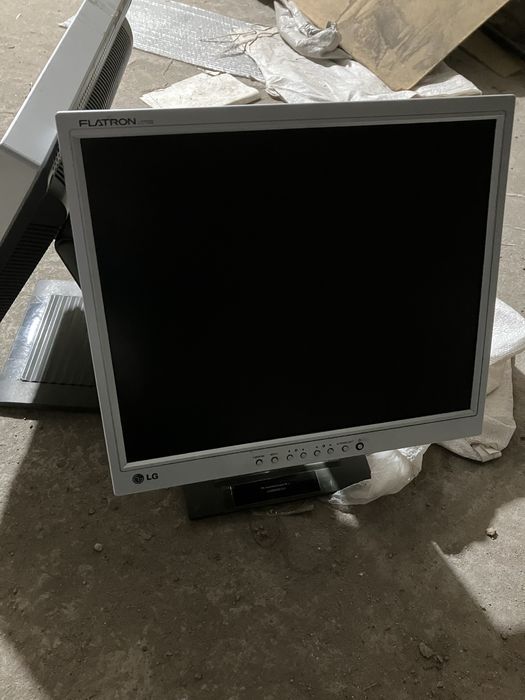 Мониторы продаю недорого