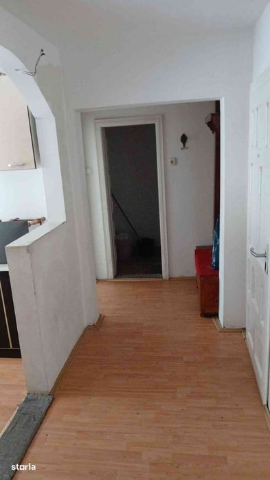 Apartament cu 3 camere, închiriere parter, 1300 RON