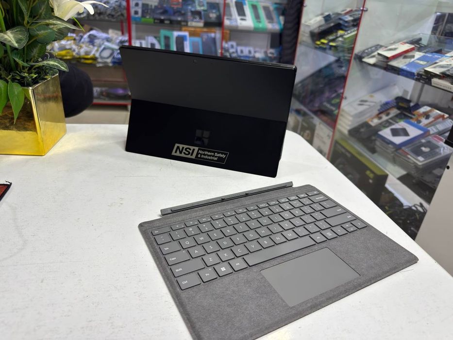 SURFACE core i7-1165G7 DDR4 16/256 SSD holati ideal