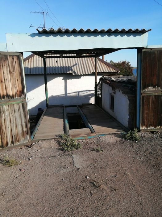 Дача на берегу соленого озера