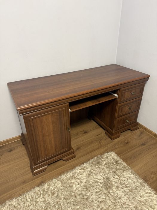 Vând birou in stare foarte buna