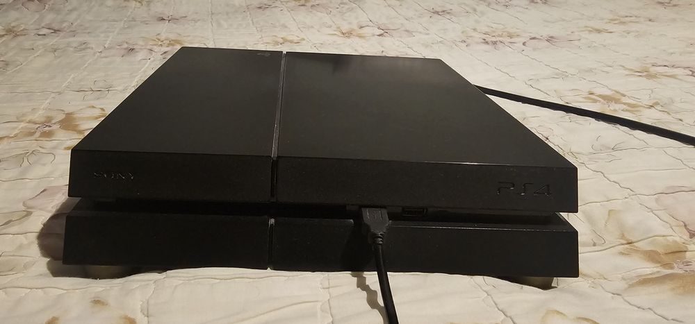Продаётся ps4 б/у