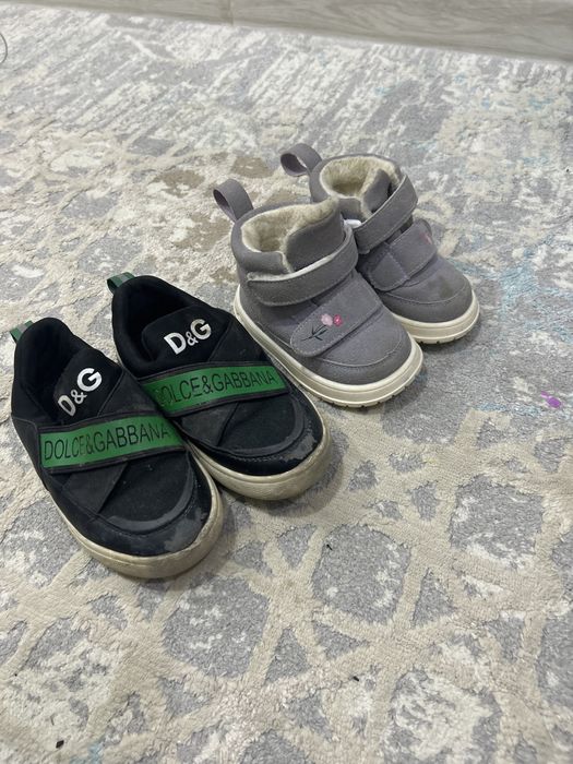 Для мальчика 27 размер, для девочки 20 размер