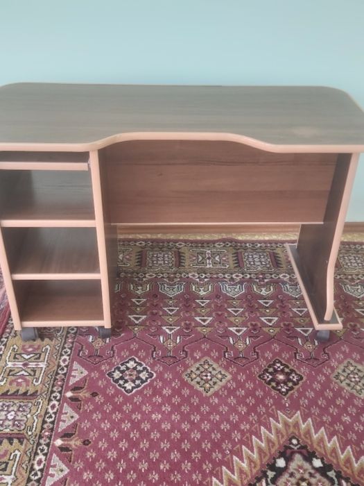 Стол маникюрныйй