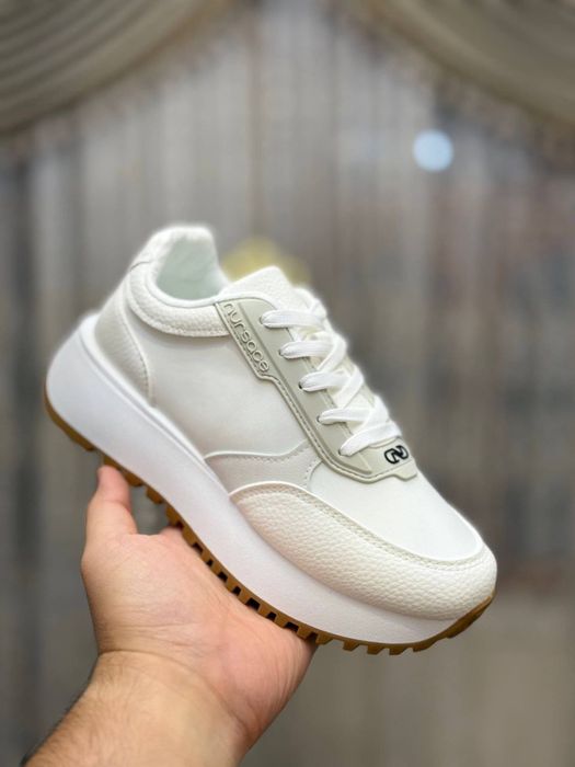 женсие кроссовки