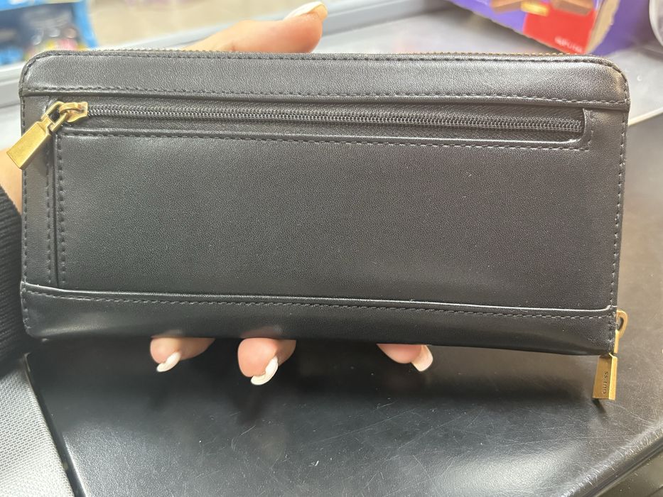 Портфейл на Guess отлично състояние