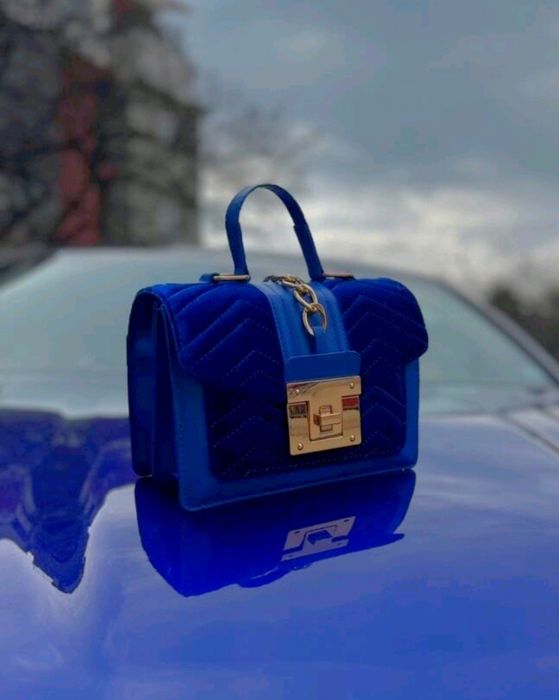 Чанта в кралско синьо