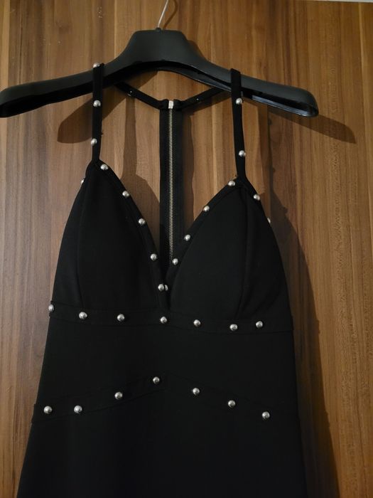 Официална черна рокля по тялото с гол гръб