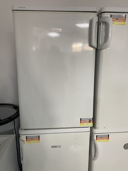 Малък хладилник с камера Electrolux