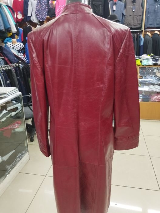 Подам плащ женский,кожа