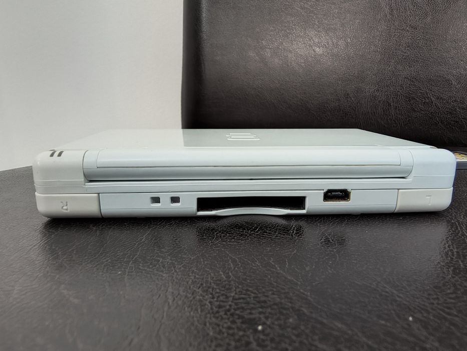Nintendo DS Lite, alimentator original + un joc