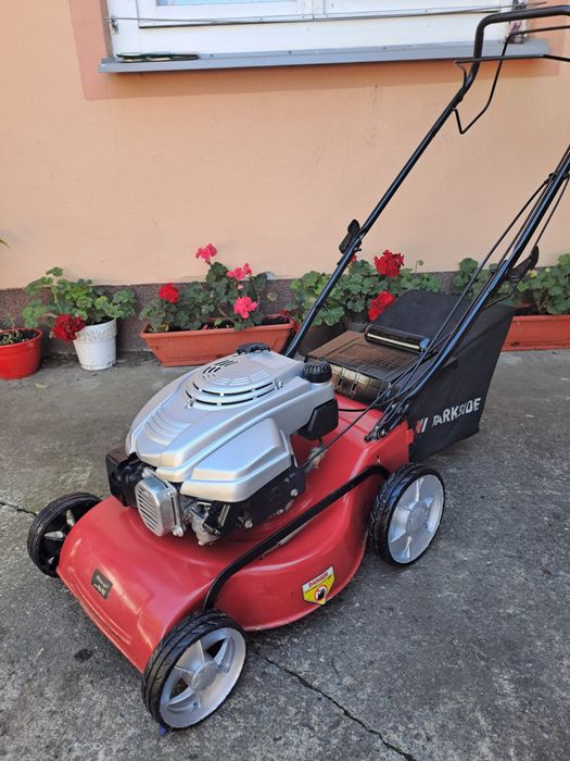 Masina de tuns iarba