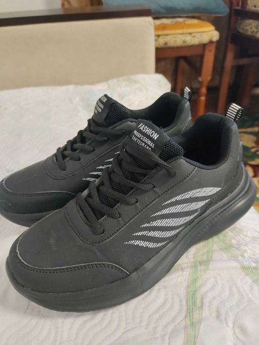 Продам кроссовки