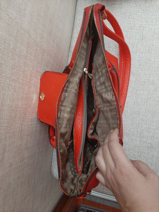 Продаю красную сумку