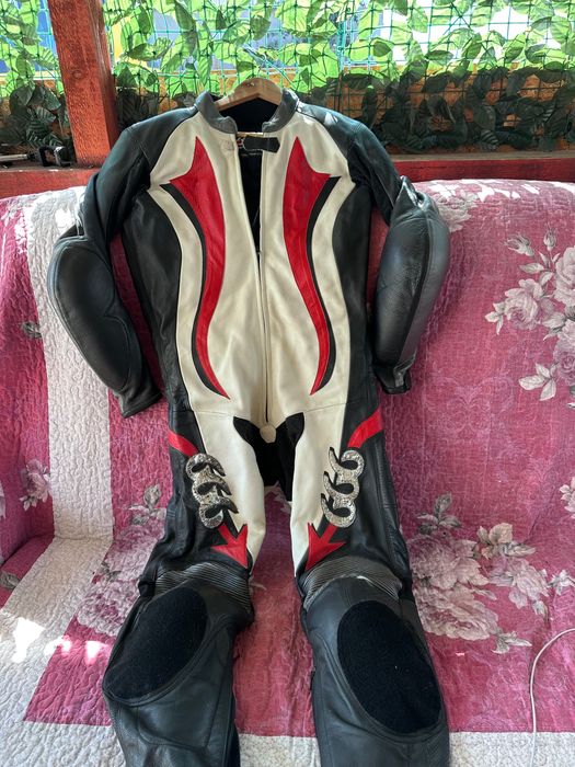 Combinezoane moto dintr o singură piesă