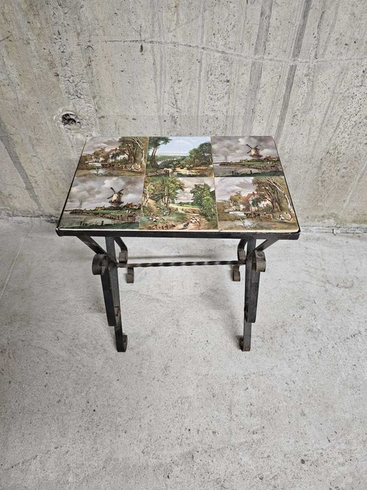 Помощна масичка с плочки в ретро стил