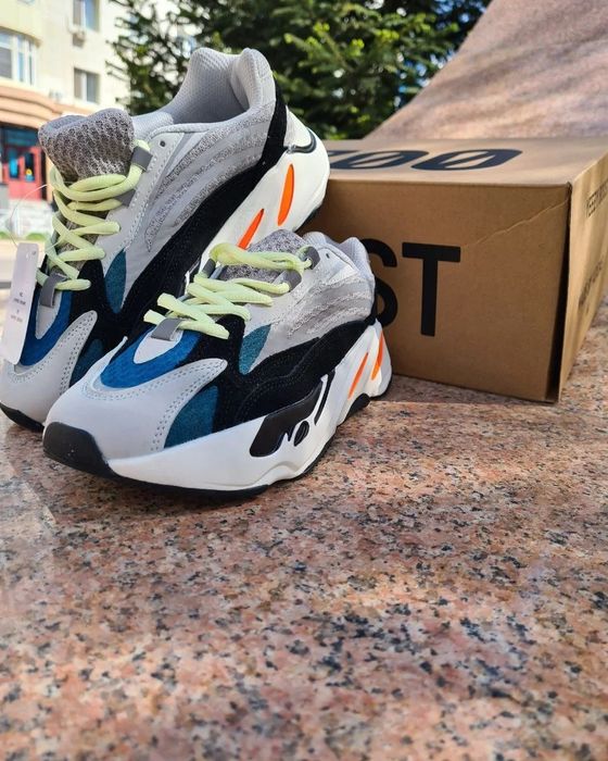 Кроссовки изи 700