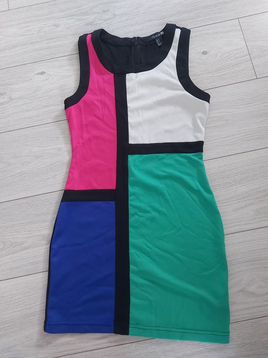 Къса рокля с черен гръб